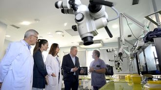 El conselleiro de Sanidade, Antonio Gmez Caamao (en el centro), con investigadores del Inibic, en septiembre del 2025