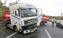 El tr�iler qued� atravesado en la calzada. 