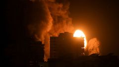 Humo y llamas sobre un edificio bombardeado por Israel en la ciudad de Gaza