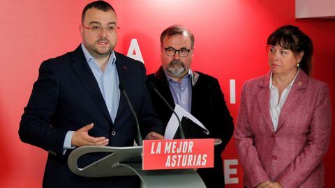 El candidato del PSOE a la Presidencia del Principado, Adri�n Barb�n (3d), durante el encuentro mantenido este viernes, en el primer d�a de campa�a con un grupo de expertos en econom�a, innovaci�n y relaciones laborales a los que la FSA-PSOE ha pedido asesoramiento para incorporar propuestas al programa electoral con que se presentar�n el pr�ximo 26 de mayo