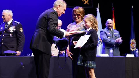 Irina Cid Seoane, Ximena Gonz�lez L�pez y Elsa Touza Gonz�lez recibieron los premios por sus dibujos