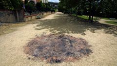 Imagen de archivo de los restos de una hoguera de San Xo�n en el Burgo