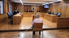 El acusado de abusar de la hija de unos amigos, J. F. R., llegó a la Audiencia Provincial ayudado por una muleta