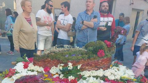 Un composici�n floral presentada por el colegio A G�ndara como  Maio musiqueiro 