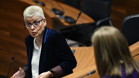 La consejera de Salud, Concepci�n Saavedra, responde a las interpelaciones del Partido Popular, este martes, durante el primer pleno del parlamento asturiano del nuevo periodo ordinario de sesiones.