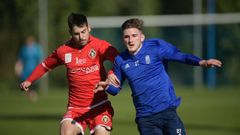 Jandr�n y Viti luchan por un bal�n en El Requex�n