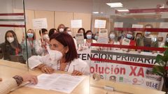 La Comisi�n de Centro de Atenci�n Primaria del �rea sanitaria de A Coru�a entregando un escrito en el Registro del Chuac para demandar soluciones y refuerzo de personal en los centros de salud