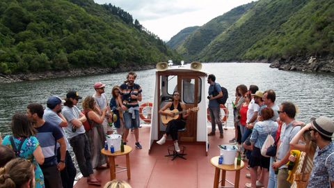 Concierto a bordo de un catamarn del Sil en el festival de la Ribeira Sacra.