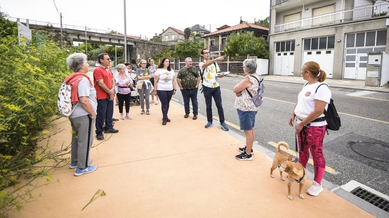 Vecinos de Mollavao, en Pontevedra, durante el recorrido a pie por la nueva senda paralela a la PO-546 que hicieron este domingo