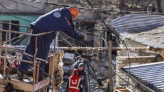 Un operario trata de reparar el tendido el�ctrico en una zona residencial de Mykolaiv, en el sur de Ucrania