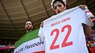 Una seguidora muestra una camiseta con el nombre de la joven kurda muerta en Ir�n tras ser detenida, durante un partido del mundial de Catar