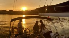 Un velero navegando al atardecer, en una imagen de archivo