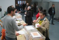 Un momento de las votaciones del pasado domingo en un colegio electoral de Chantada. 