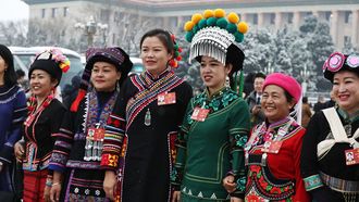 Delegadas vestidas con trajes de minor�as �tnicas abandonan el Gran Sal�n del Pueblo tras la ceremonia de apertura de la Cuarta Sesi�n del XIV Congreso Nacional del Pueblo de China en Pek�n.