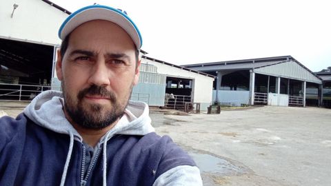 Antonio Villar xuntou a s�a granxa con outras d�as para crear unha SAT de m�is de 300 vacas