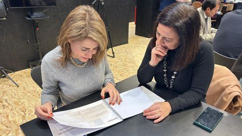 La presidenta de Paradores, mirando la documentaci�n que le present� Mar�a Barral sobre el parador en el casco hist�rico de Betanzos.