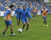 Los granates entrenaron ayer antes de salir hacia Gij�n. 