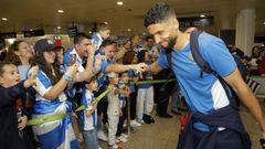 Zakaria Eddahchouri saluda a los aficionados del Deportivo que acudieron a Alvedro a recibir al equipo tras el partido de C�diz