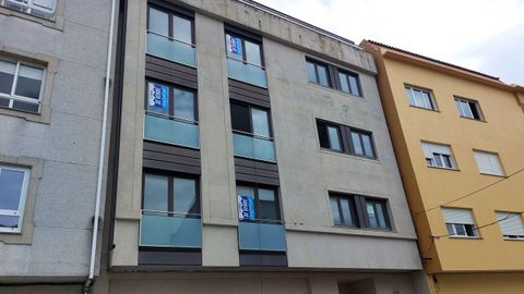 En las ventanas del edificio, en la calle Granxa, ya se pueden ver los carteles de �se vende�