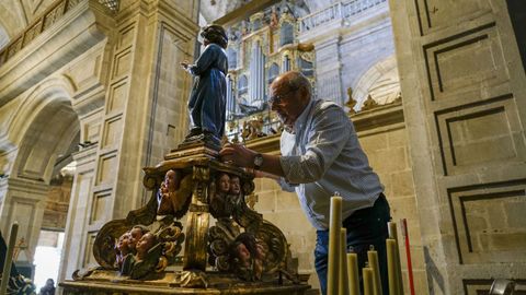 As� se preparan los pasos de Semana Santa en Celanova.