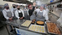 Isabel y Jennifer, en primer plano en la foto, junto a sus compa�eros del taller de formaci�n de hosteler�a de Sanxenxo.