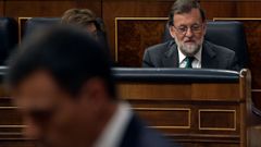 Mariano Rajoy escucha la intervenci�n de Pedro S�nchez durante la moci�n de censura. 