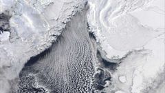 Imagen satelital del mar de Barents en marzo del 2018. La banda de nubes indica rollos de convecci�n de aire c�lido y h�medo