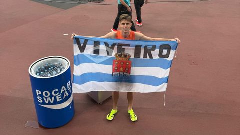 Adrián Ben luce la bandera de Viveiro tras su pase a las semifinales en el Mundial de Tokio.