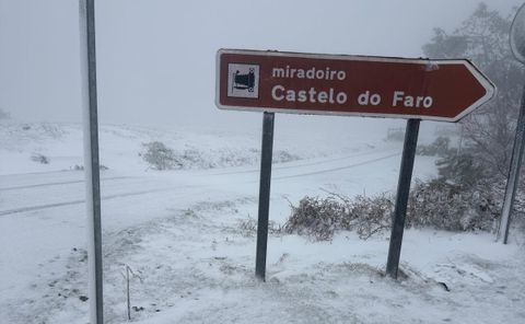 Imagen de la parroquia de San Salvador de Prado, en Covelo, tras la nevada por Ingrid