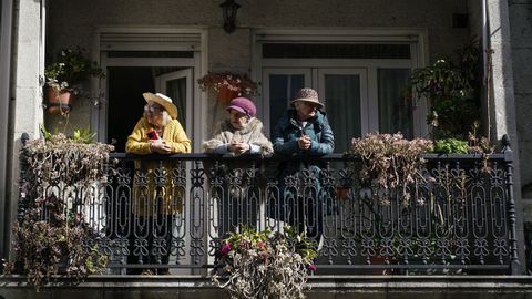 Vecinos de Xinzo, disfrutando del desfile infantil