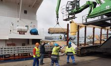 Descarga de los paquetes de madera ayer en Brens para volverlos a estibar en el barco. 