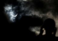 Un turista contempla el eclipse en Australia.