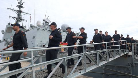 La tripulacin de la F-104, saliendo del barco para reencontrarse con sus familiares