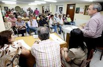 El portavoz municipal del PSOE, de pie, en la �ltima asamblea local del partido.