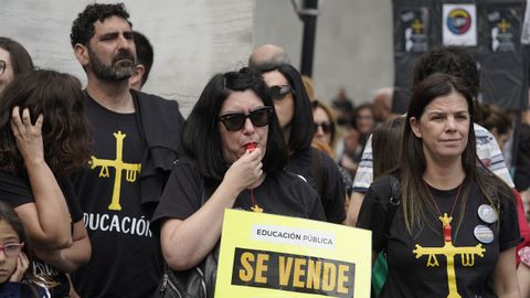Docentes asturianos se han concentrado este domingo en Oviedo para reclamar al Gobierno del Principado que adopte mejoras laborales y salariales
