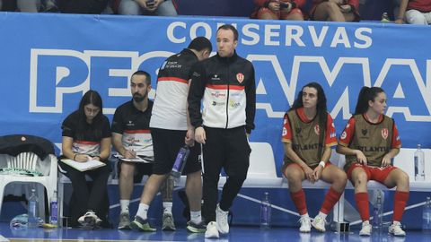 El banquillo de Poio Pescamar durante un partido de liga en A Seca