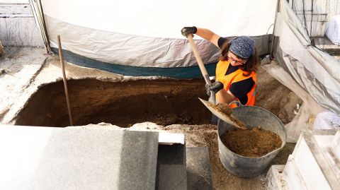 Trabajos en la cata arqueol�gica emprendida en la fosa com�n del cementerio de Serantes.