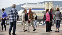 Un grupo de cruceristas en los muelles ferrolanos