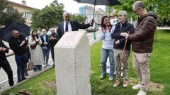 Jos� Casti�eiras, en el centro, tras el monolito descubierto en su honor