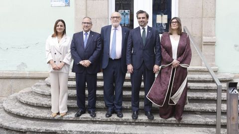 Foto de familia en las afueras. De izquierda a derecha:�Carmela L�pez, Ignacio Picatoste, Claudio Garrido, Diego Calvo y Ana Traseira.