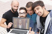 Cinco de los seis integrantes de la comisi�n -uno de ellos, a trav�s de la pantalla-, ayer, en Laxe. 