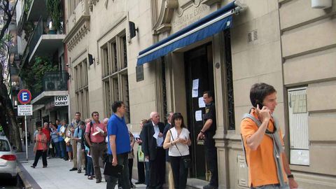 Personas acudiendo a votar en un consulado espa�ol 