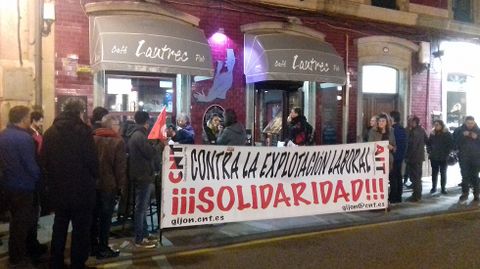 Piquete de CNT frente a un establecimiento hostelero en la calle Capua de Gij�n