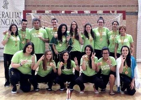 El Lavadores posa con su medalla antes de partir hacia Vigo.