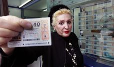 Marina Rial empez� comprobando los premios de la loter�a en un cart�n, hoy, afortunadamente dice, lo hacen las m�quinas. 