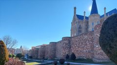 Muralla romana de Astorga, con el palacios episcopal a la derecha, obra de Gaud�