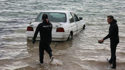 Retirada del veh�culo robado que amaneci� en el agua en Caranza.