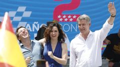 El líder del PP, Alberto Núñez Feijóo, acompañado por la presidenta de la Comunidad de Madrid, Isabel Díaz Ayuso, y el alcalde madrileño, José Luis Martínez-Almeida, este domingo,