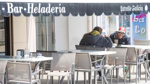 Unos clientes en una terraza de Sanxenxo este martes