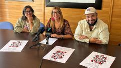 La concejala Ana Barreiro, en el centro, con la presidenta de Ribeira Crea, Alba Pego, y el tesorero,�Marti�o Sampedro